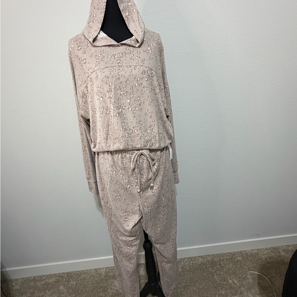 NWT Pink Rose Cozie Textured Set in Beige cheetah print